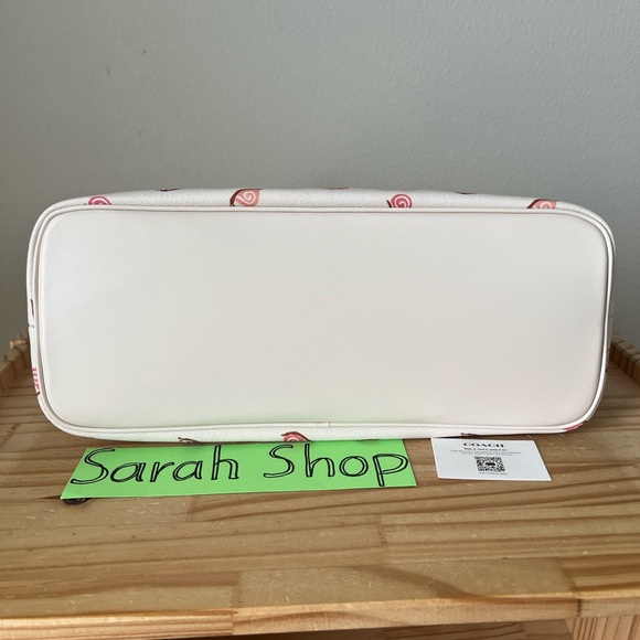 ✅Coach Gallery Tote with snail printed - Picture 6 of 13